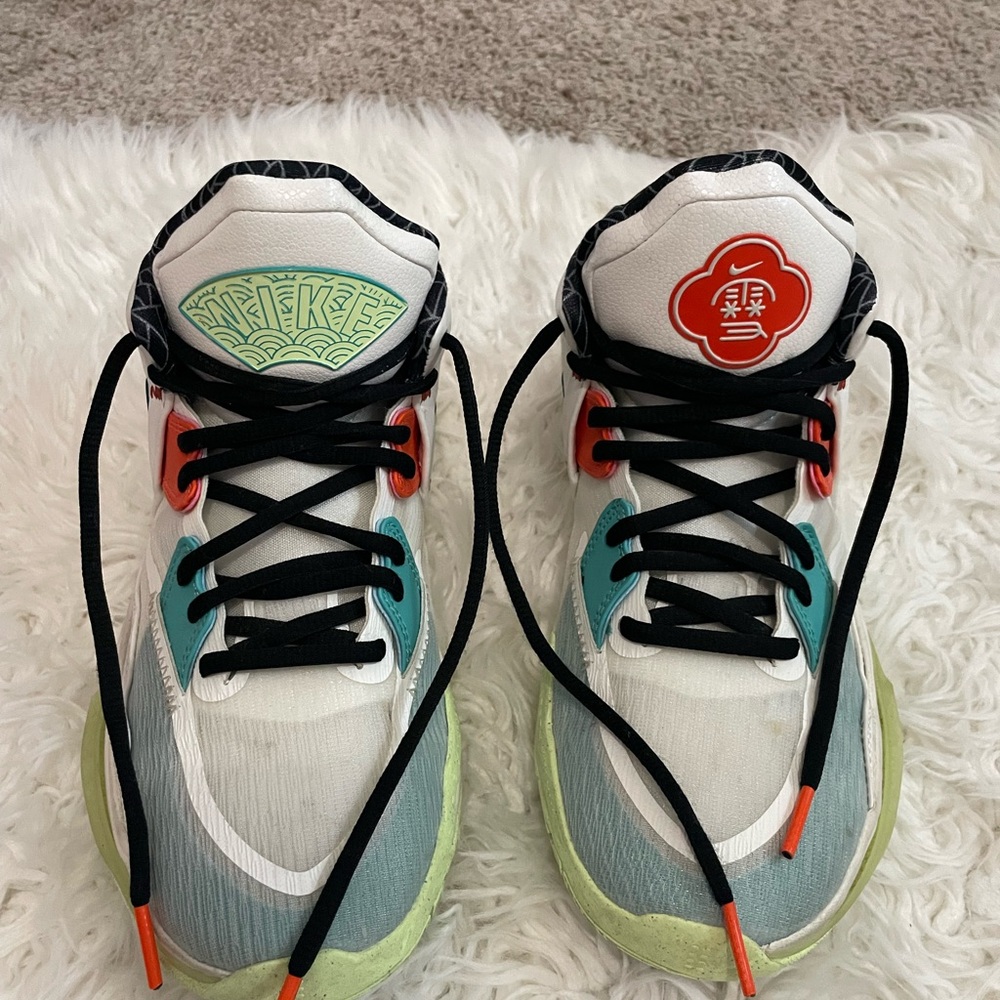 Kyrie Irving Chinese new year Basketball shoes/sneakers Original price is 200$.